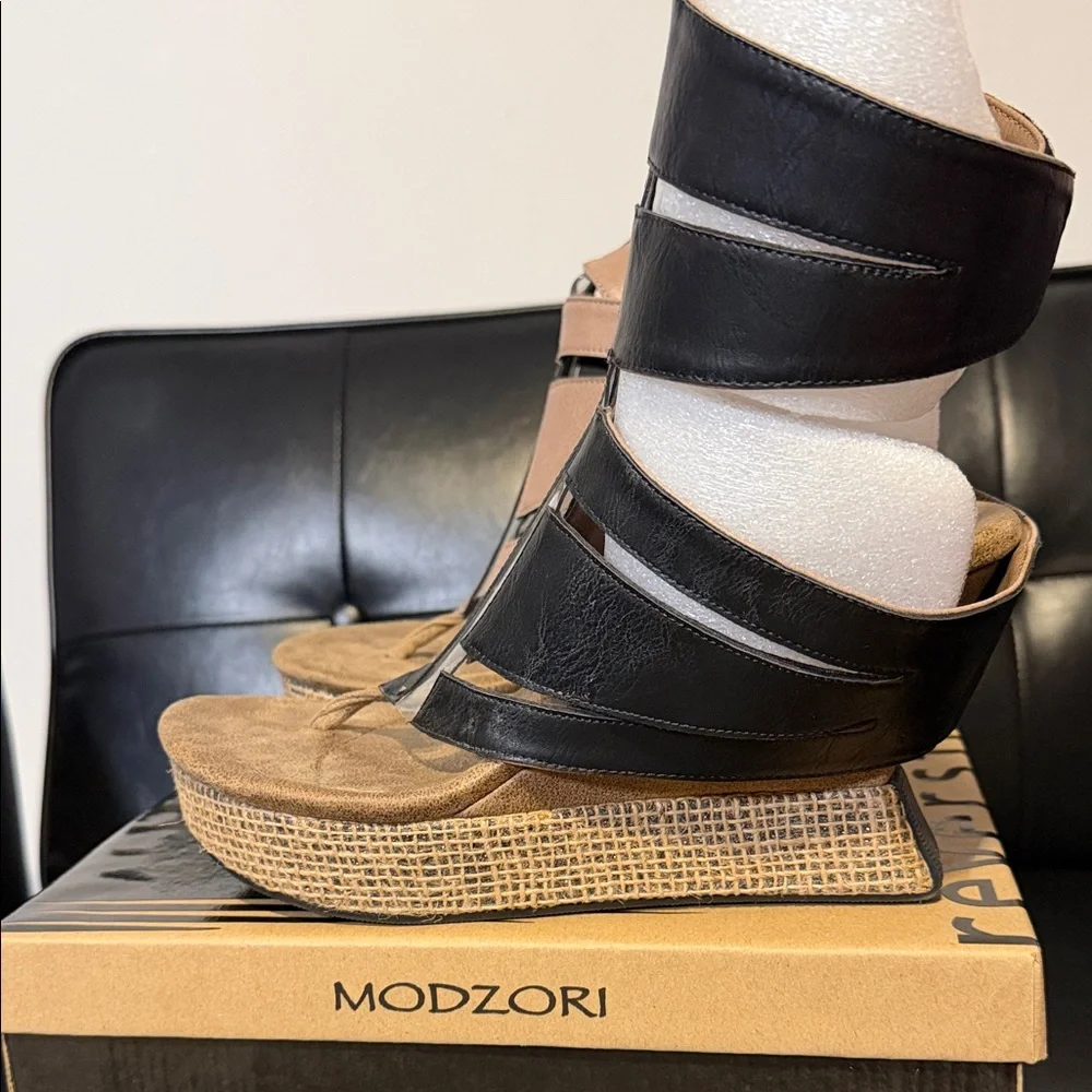 Modzori Reversible Women's Shoes - Black and Tan Size 10 - Picture 3 of 5